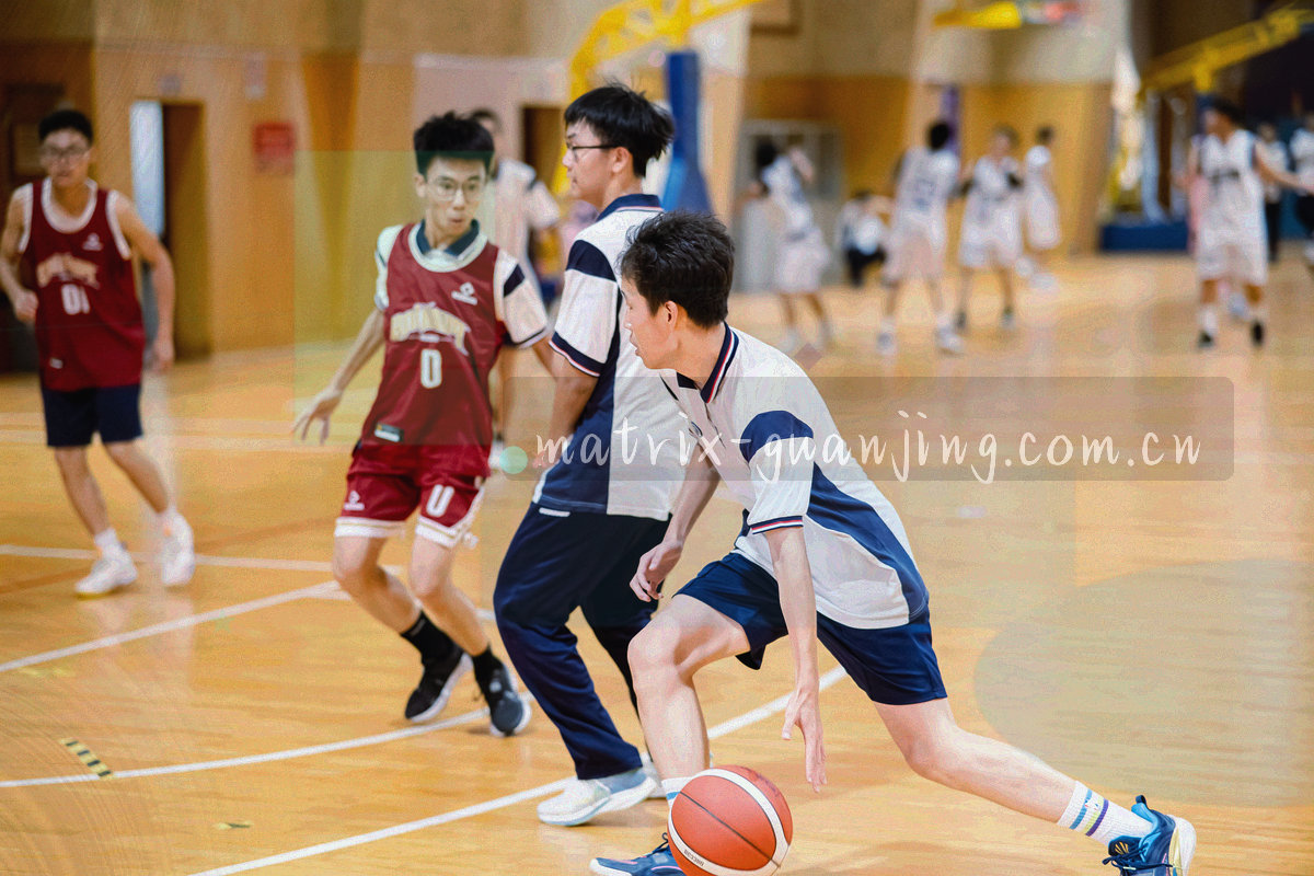 两块半透明数据面板斜向叠放，青色连线与橙色节点在面板之间穿行